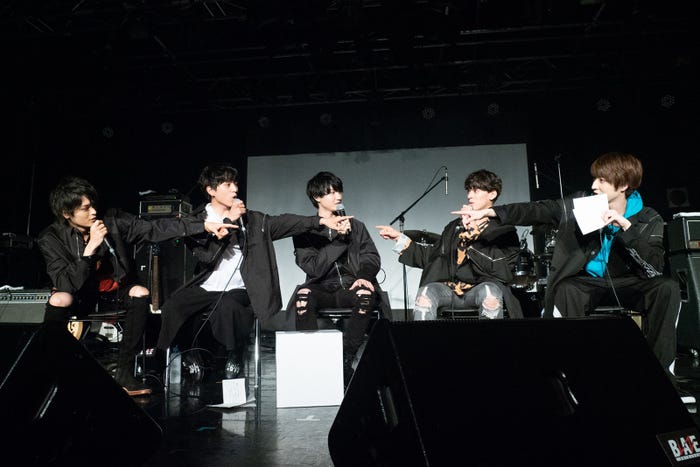 第一部で行われたコーナー「EVEN座談会」の模様。公私共に仲の良い5人のおしゃべりはとまらない(提供写真)