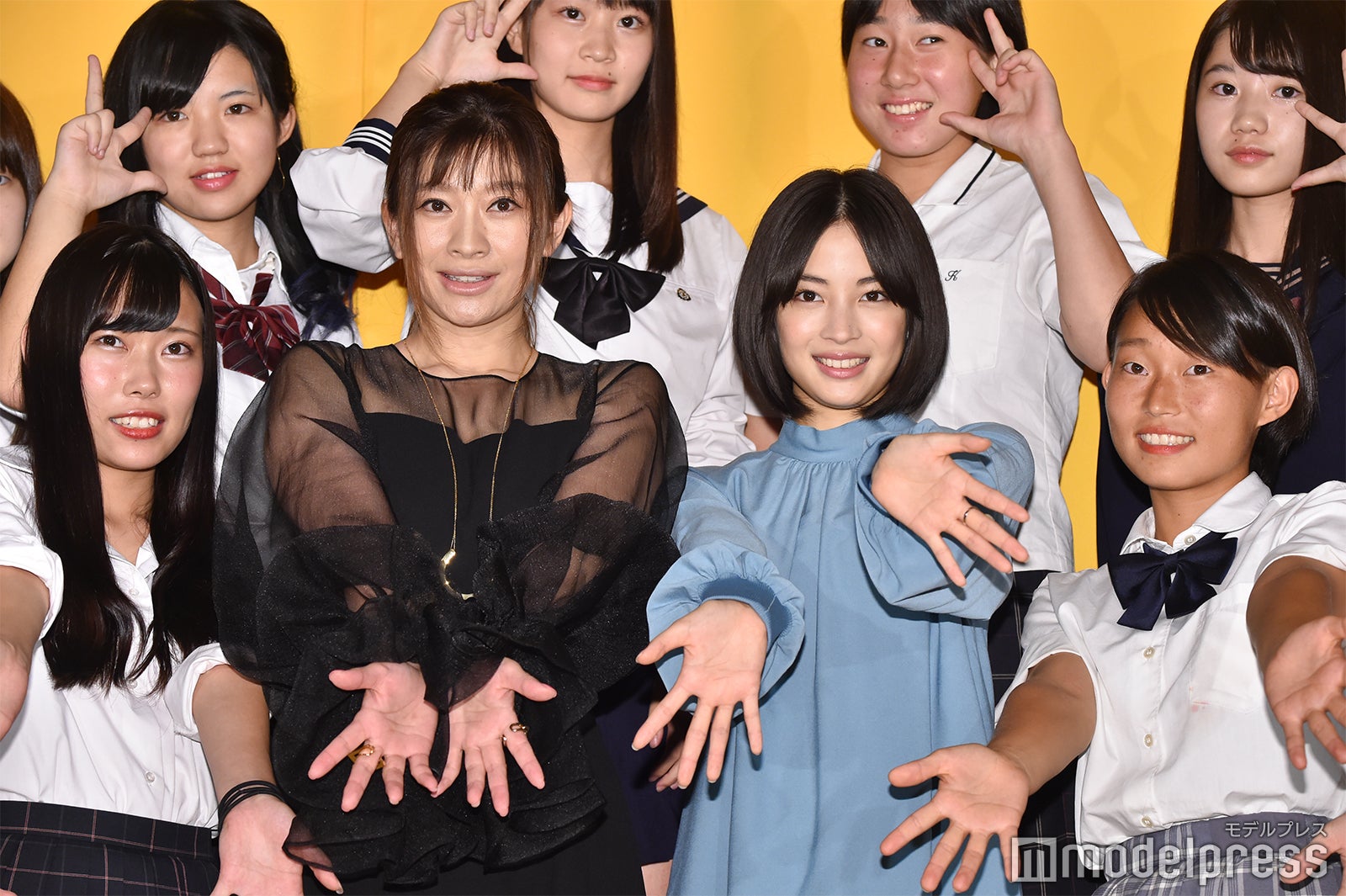 篠原涼子＆広瀬すず“コギャル制服女子”と記念撮影 （C）モデルプレス