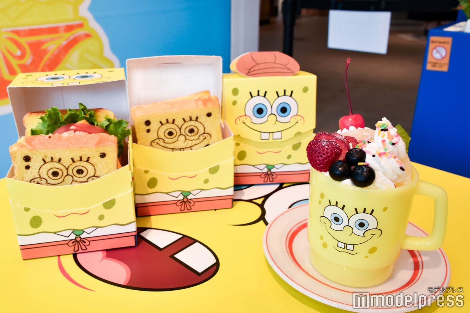 サンドイッチ3種（テイクアウト可能）と「HAPPYファンキー！彩りフルーツとたっぷりカップケーキ」（税込1280円）（C）モデルプレス