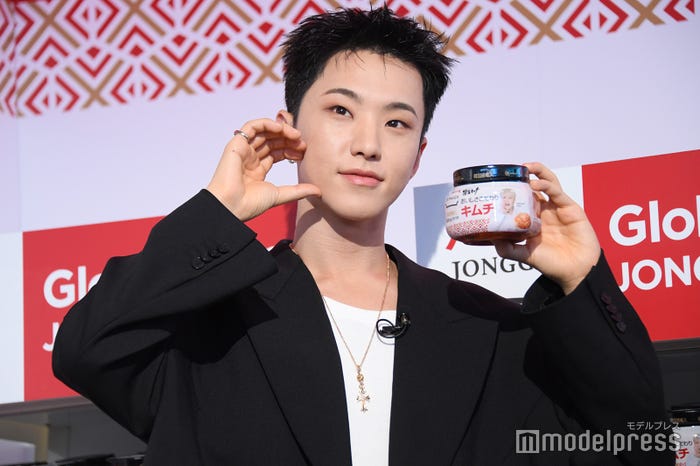 キムチとポーズをとるHOSHI(C)モデルプレス