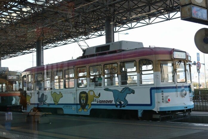 元神戸市電の1156号。動物のイラストが可愛い