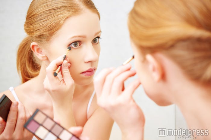 目元は明るいカラーで(Photo by evgenyatamanenko)