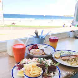 最高のロケーションでのんびりとブランチ(C)モデルプレス