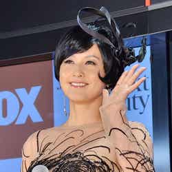 ギャラリーに優しく手を降る藤原紀香