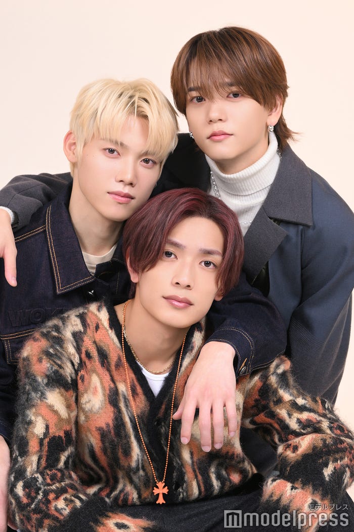 (下から時計回りに)高橋恭平、木村柾哉、中島颯太(C)モデルプレス