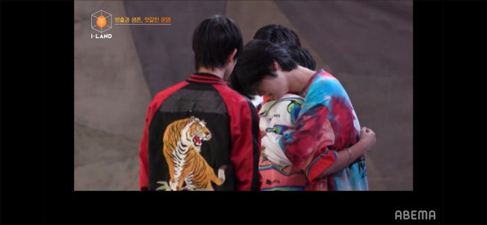 号泣しながらタキを抱きしめるケイ(C) AbemaTV, Inc.