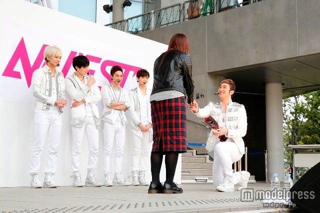 跪き愛のプロポーズ/NU’ESTミンヒョン/撮影:増田慶氏