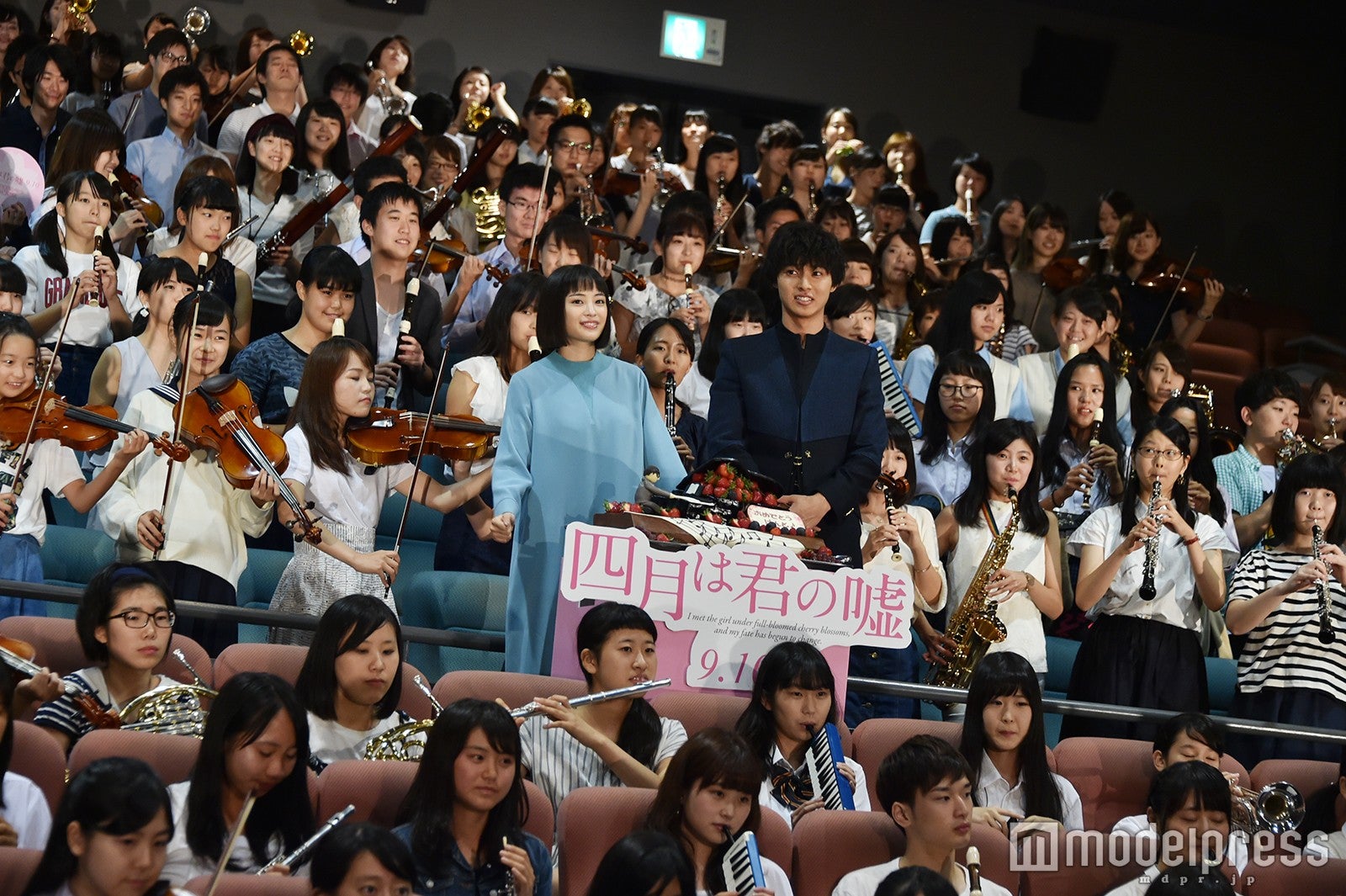 （左から）広瀬すず、山崎賢人（C）モデルプレス