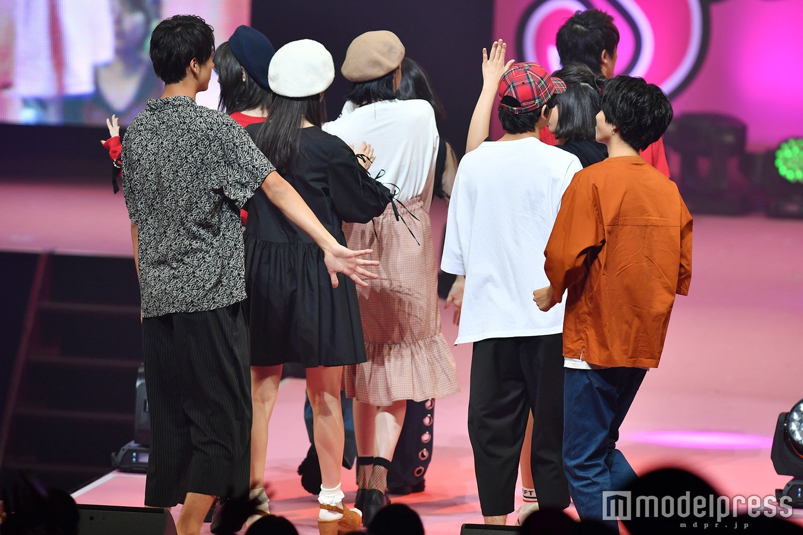 おもむろに手を差し伸べる竹内涼真（C）モデルプレス