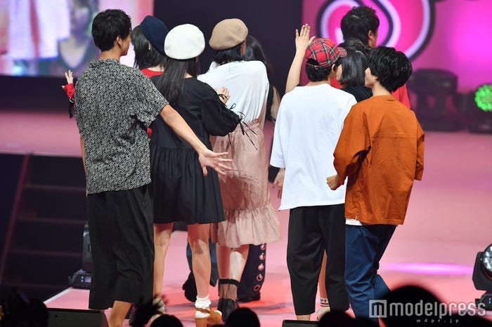 おもむろに手を差し伸べる竹内涼真(C)モデルプレス