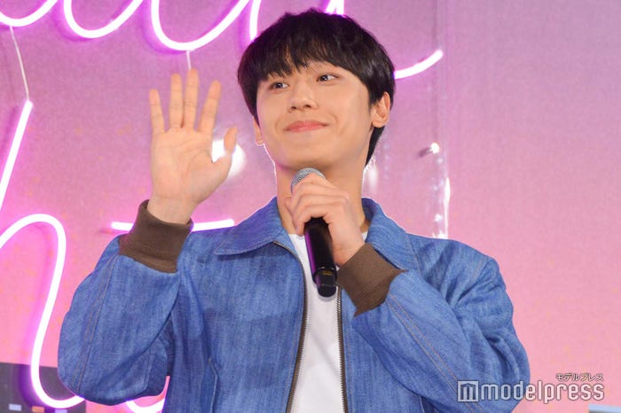 手を振る度に歓声が飛ぶイ・ドヒョン(C)モデルプレス
