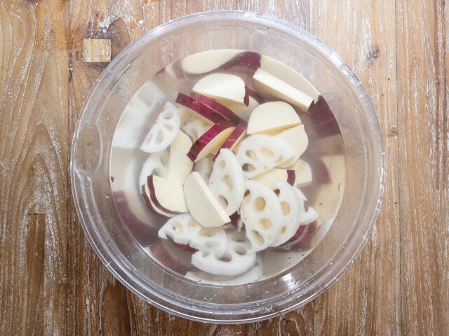 さつまいもは半月切り、れんこんは皮を剥いて半月切りにして水に5分程浸しておきます。 さつまいもは半月切り、れんこんは皮を剥いて半月切りにして水に5分程浸しておきます。