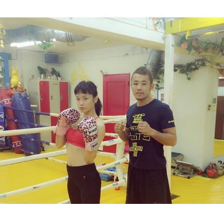 キックボクシングにも通い美を磨く宮城舞／公式Twitterより