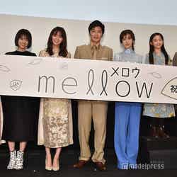 （左から）松木エレナ、志田彩良、岡崎紗絵、田中圭、ともさかりえ、白鳥玉季、今泉力哉監督（C）モデルプレス