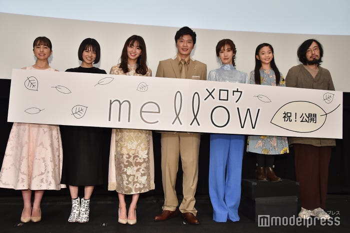 (左から)松木エレナ、志田彩良、岡崎紗絵、田中圭、ともさかりえ、白鳥玉季、今泉力哉監督(C)モデルプレス