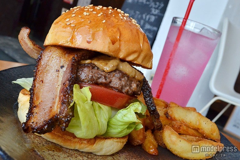 沖縄で必ず食べたい「ととらべべ」のハンバーガー【モデルプレス】