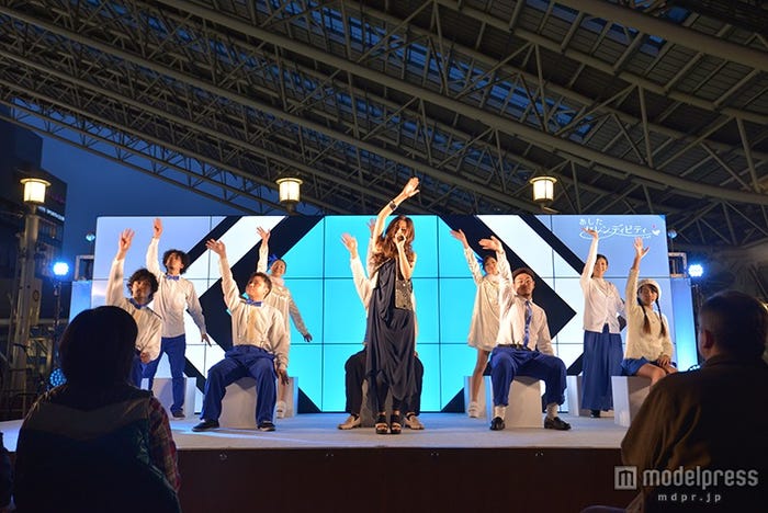 倉木麻衣(中央)