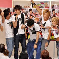 左から:吉田克己、佐藤歩、古川雄輝、前田公輝、田中大地、川端かなこ、かにゃ