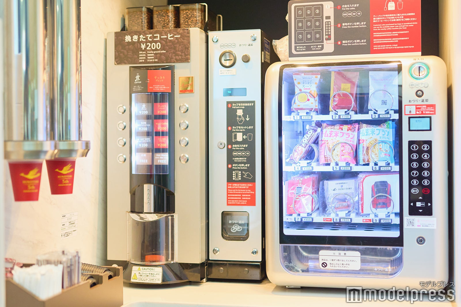 挽きたてのコーヒー、お菓子、ひのとりグッズを販売（C）モデルプレス