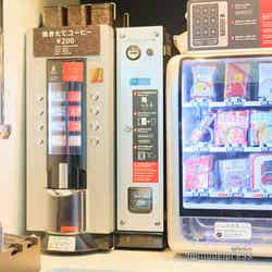 挽きたてのコーヒー、お菓子、ひのとりグッズを販売(C)モデルプレス