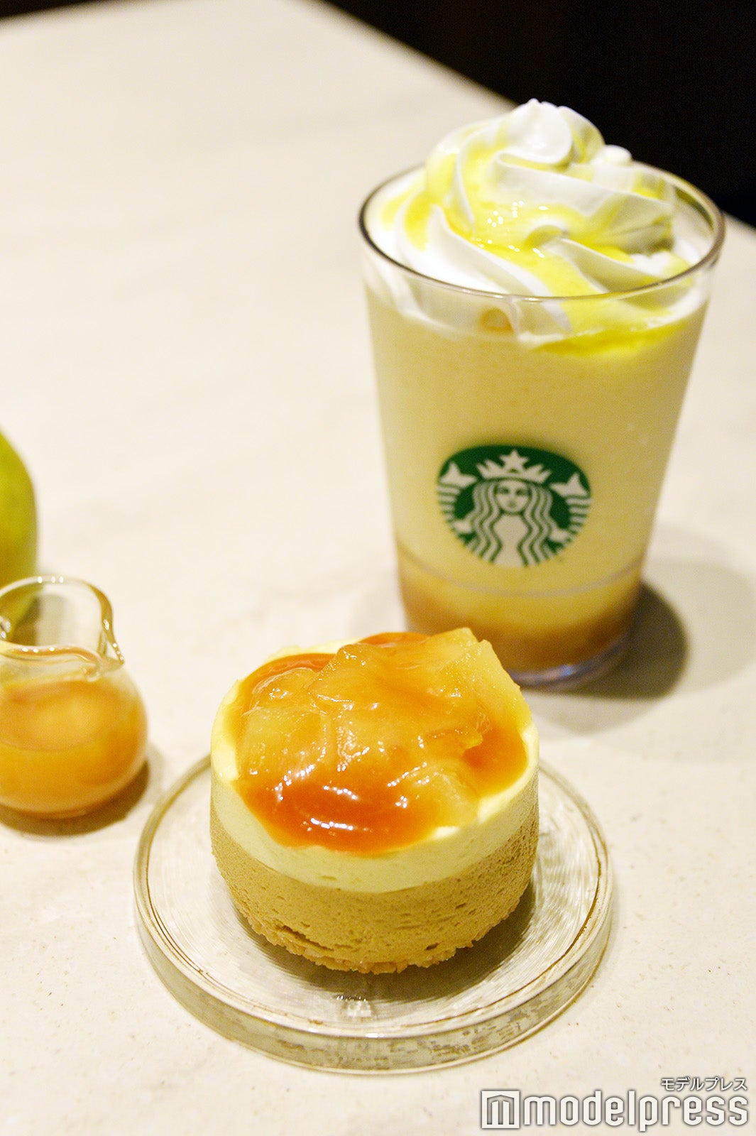 洋なし 生キャラメル フラペチーノ、洋なしとキャラメルの紅茶ケーキ（C）モデルプレス