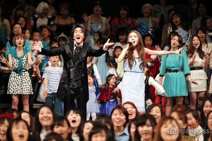 (左から)津田英佑、May J.