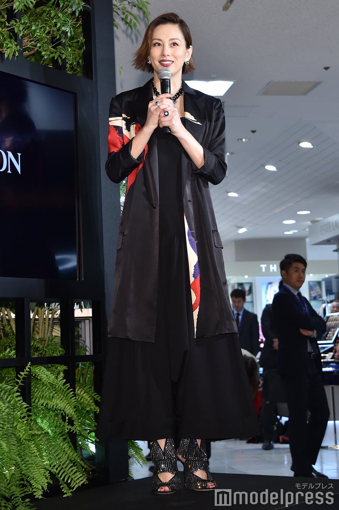米倉涼子 ヨンア主催ファッションショーに出演 クールな2ショットに絶賛の声 モデルプレス