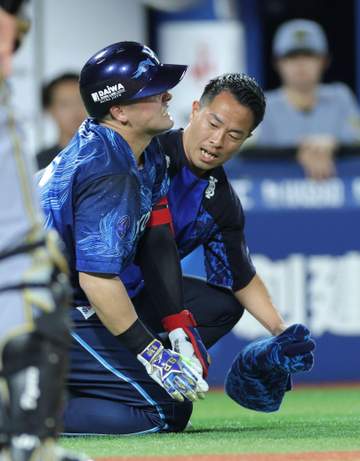 DeNA・牧が死球に苦悶の表情 阪神・早川のボールが左肘に直撃 ハマスタ騒然