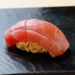 銀座で「赤酢の鮨」ならここ! うまみたっぷり「将太のデカシャリ握り」が昼から味わえる『鮨とかみ』