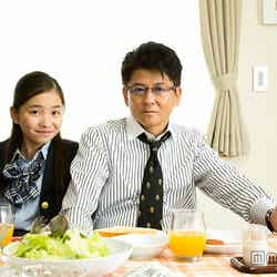 哀川翔（右）、実の娘である福地桃子（左）とドラマ初共演（C）テレビ東京【モデルプレス】