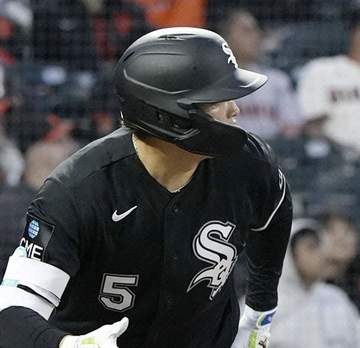 村上宗隆が反撃の押し出し四球選ぶ→3点差追いつく！日本で慣れ親しんだ4番で2戦ぶりスタメン出場 第2打席で右前にクリーンヒットも