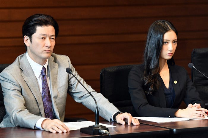 浅野忠信、菜々緒「A LIFE~愛しき人~」第1話より(C)TBS