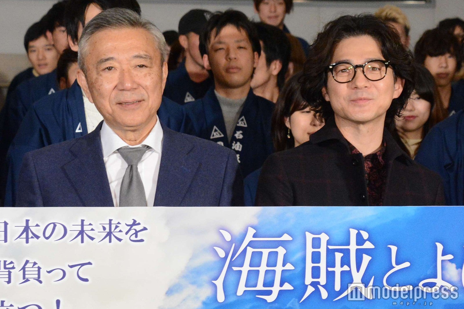 阿部秀司エグゼクティブプロデューサー、吉岡秀隆（C）モデルプレス