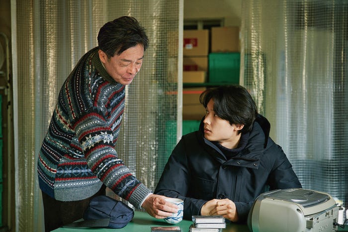 光石研、松村北斗(C)瀬尾まいこ/2024「夜明けのすべて」製作委員会