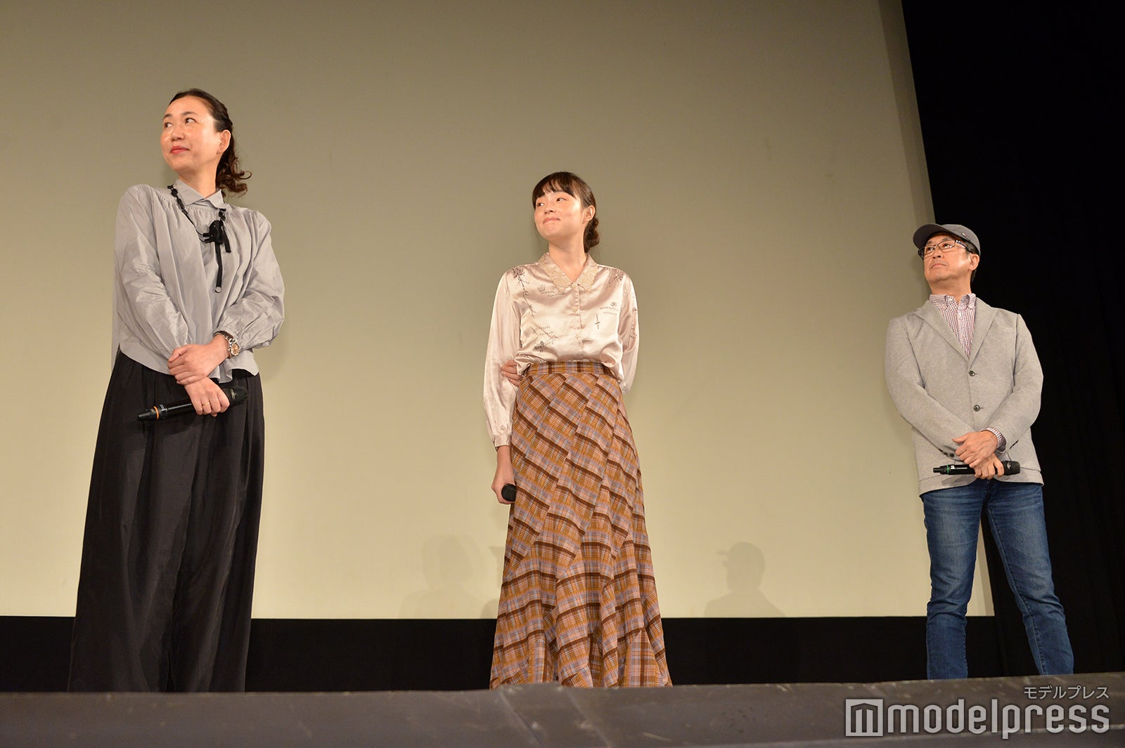 大島葉子、モトーラ世理奈、今関あきよし監督（C）モデルプレス