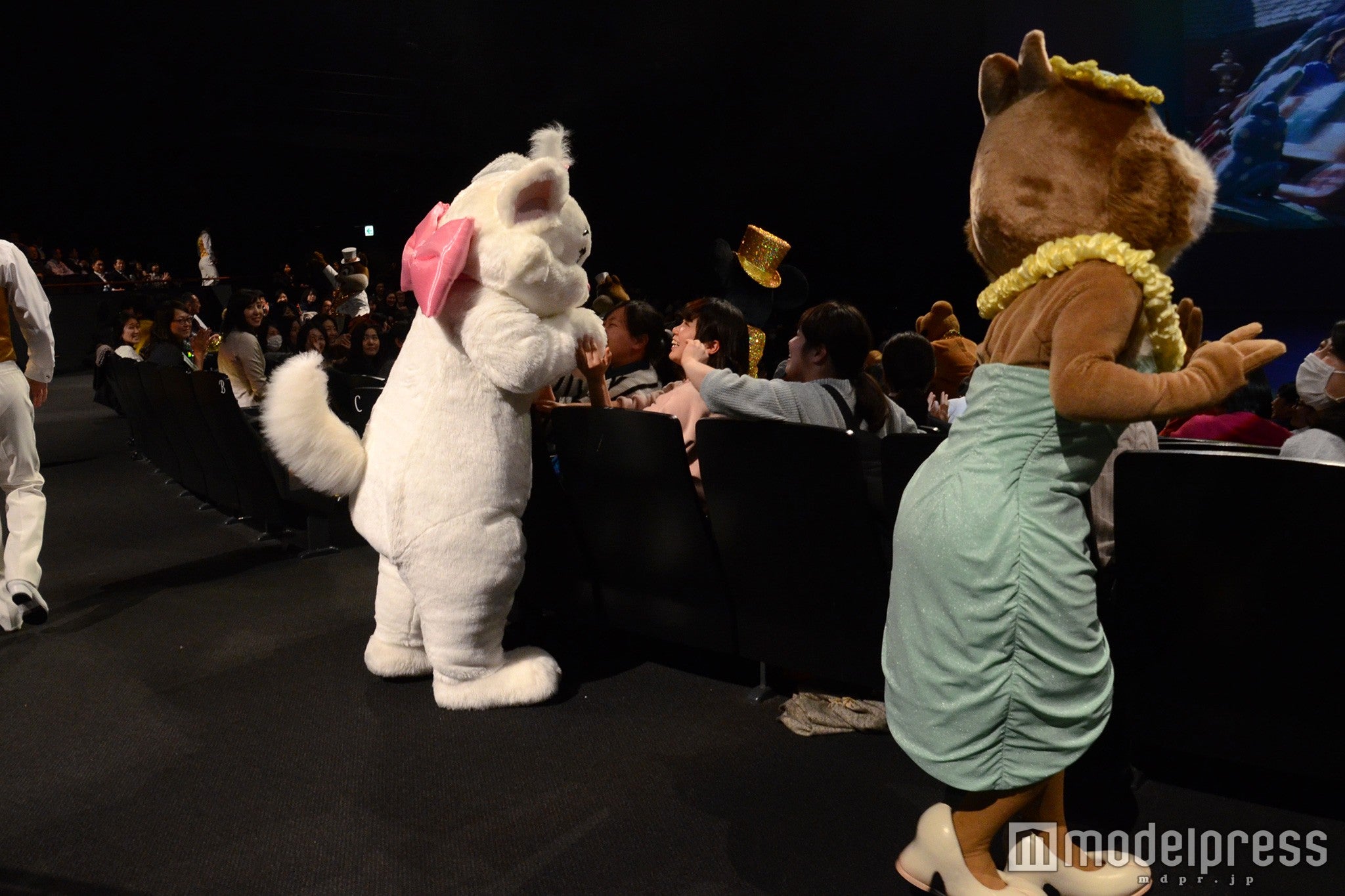 キャラクターが客席に降りてお祝い（C）モデルプレス