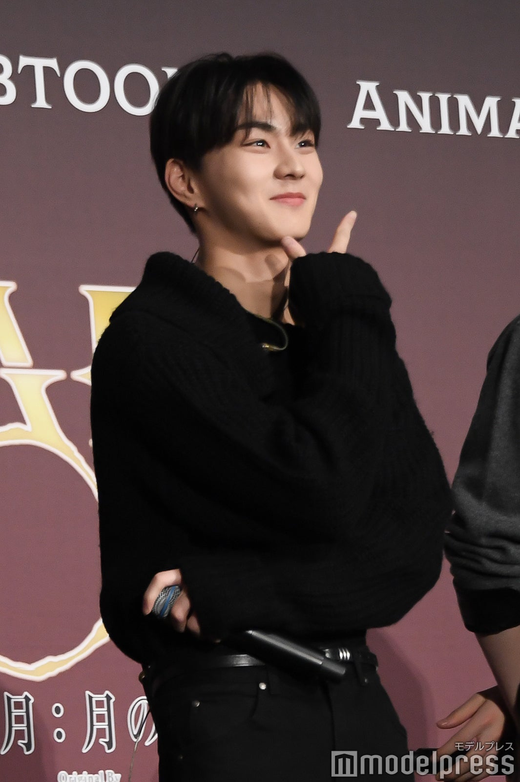 自身が漫画のような顔立ちだとドヤ顔をするJUNGWON（ジョンウォン）（C）モデルプレス