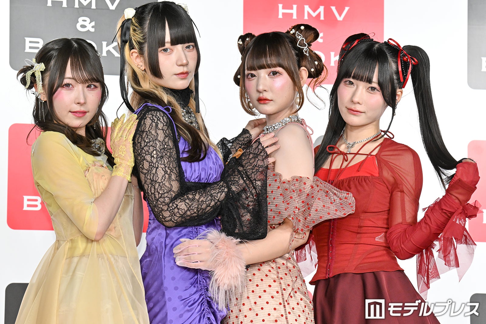 （左から）島村嬉唄、環やね、チバゆな、逃げ水あむ／きゅるりんってしてみて（C）モデルプレス