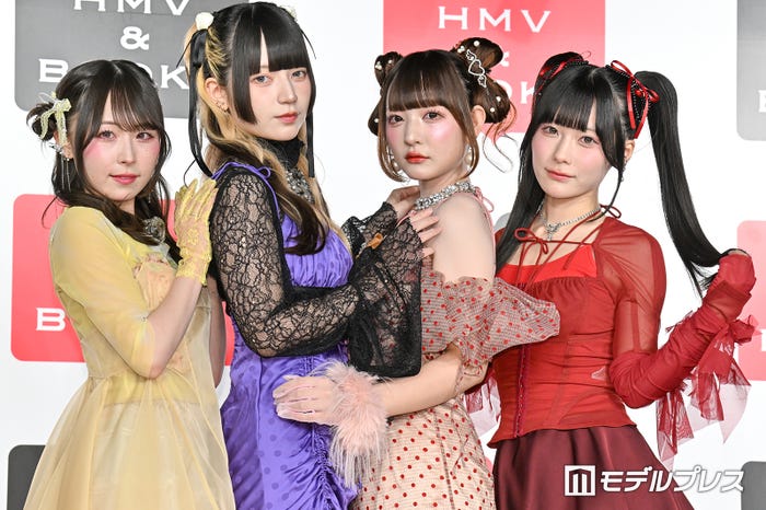 (左から)島村嬉唄、環やね、チバゆな、逃げ水あむ/きゅるりんってしてみて(C)モデルプレス