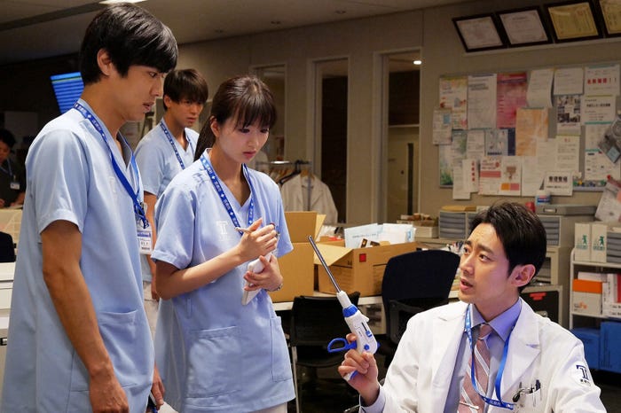 山田悠介、竹内涼真、岡崎紗絵、小泉孝太郎/「ブラックペアン」第4話より(C)TBS