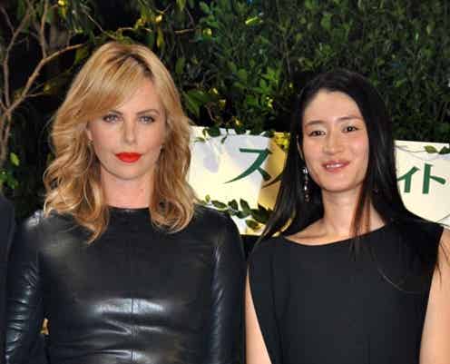 シャーリーズ・セロン、4年ぶりに来日!小雪と豪華“美女競演”