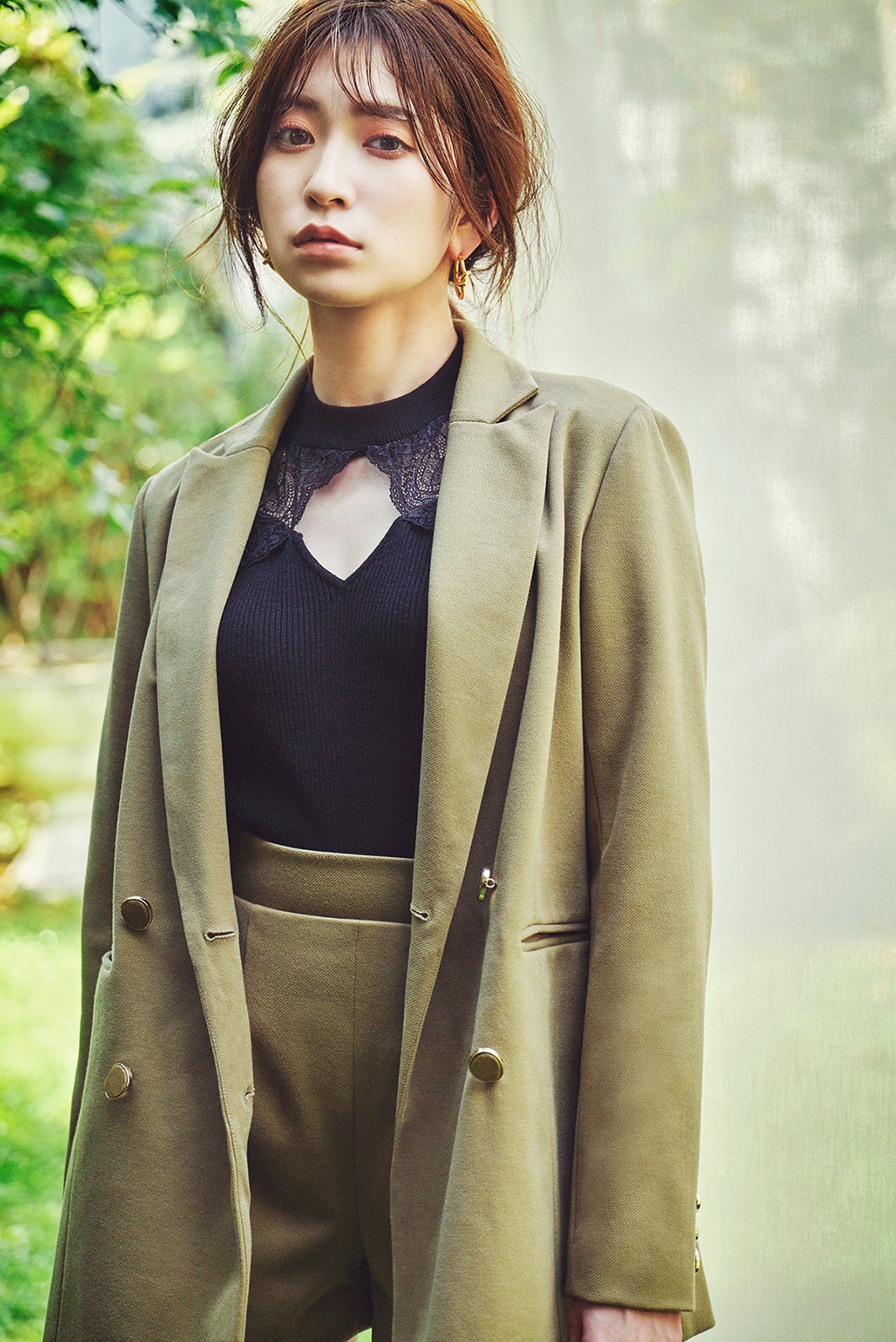 吉田朱里、秋メイクでナチュラルな大人スタイリングに