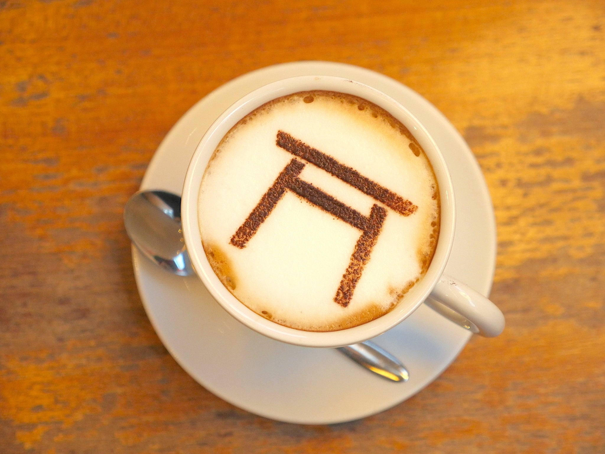 鳥居をモチーフにした「オリジナルカプチーノ/600円税別」（C）モデルプレス