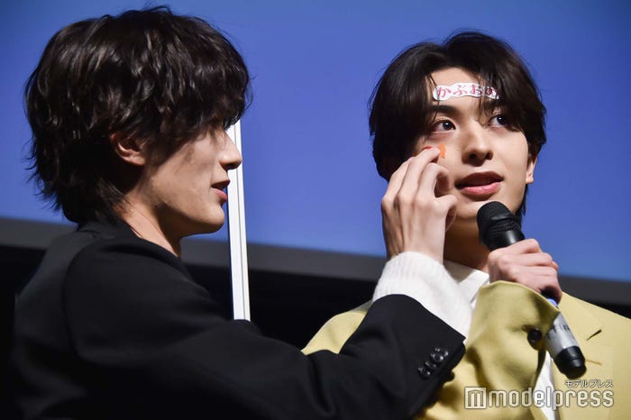 山中柔太朗にシールまみれにされる木村慧人 (C)モデルプレス