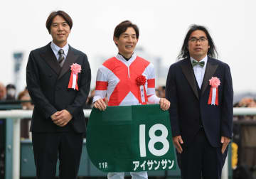 中京競馬場でロッチ＆須田亜香里がトークショー開催 「ビギナーロッチとして」