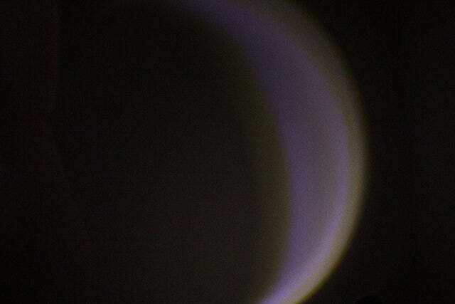 ダイソーの三日月ライトは間接照明にぴったり