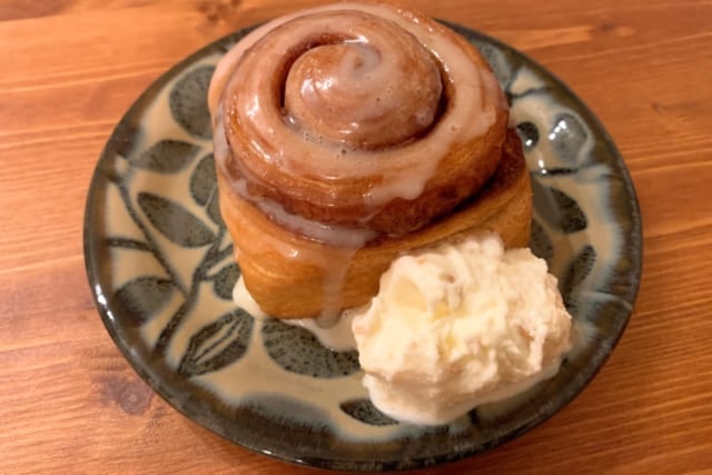 カルディ シナモンロールとアイス