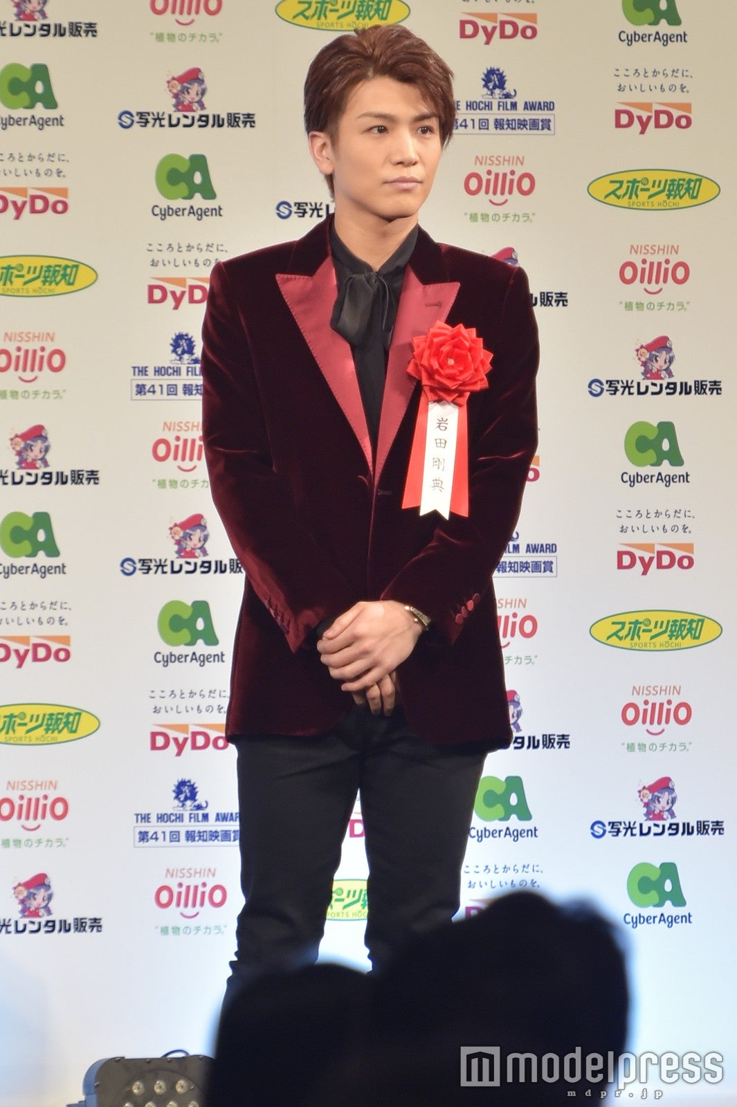 三代目jsb岩田剛典 受賞に登坂広臣がサプライズで駆けつけ熱い抱擁 第41回報知映画賞 モデルプレス 三代目jsb岩田剛典 受賞に登坂広臣がサプライズで駆けつけ熱い抱擁 第41回報知映画賞 モデルプレス
