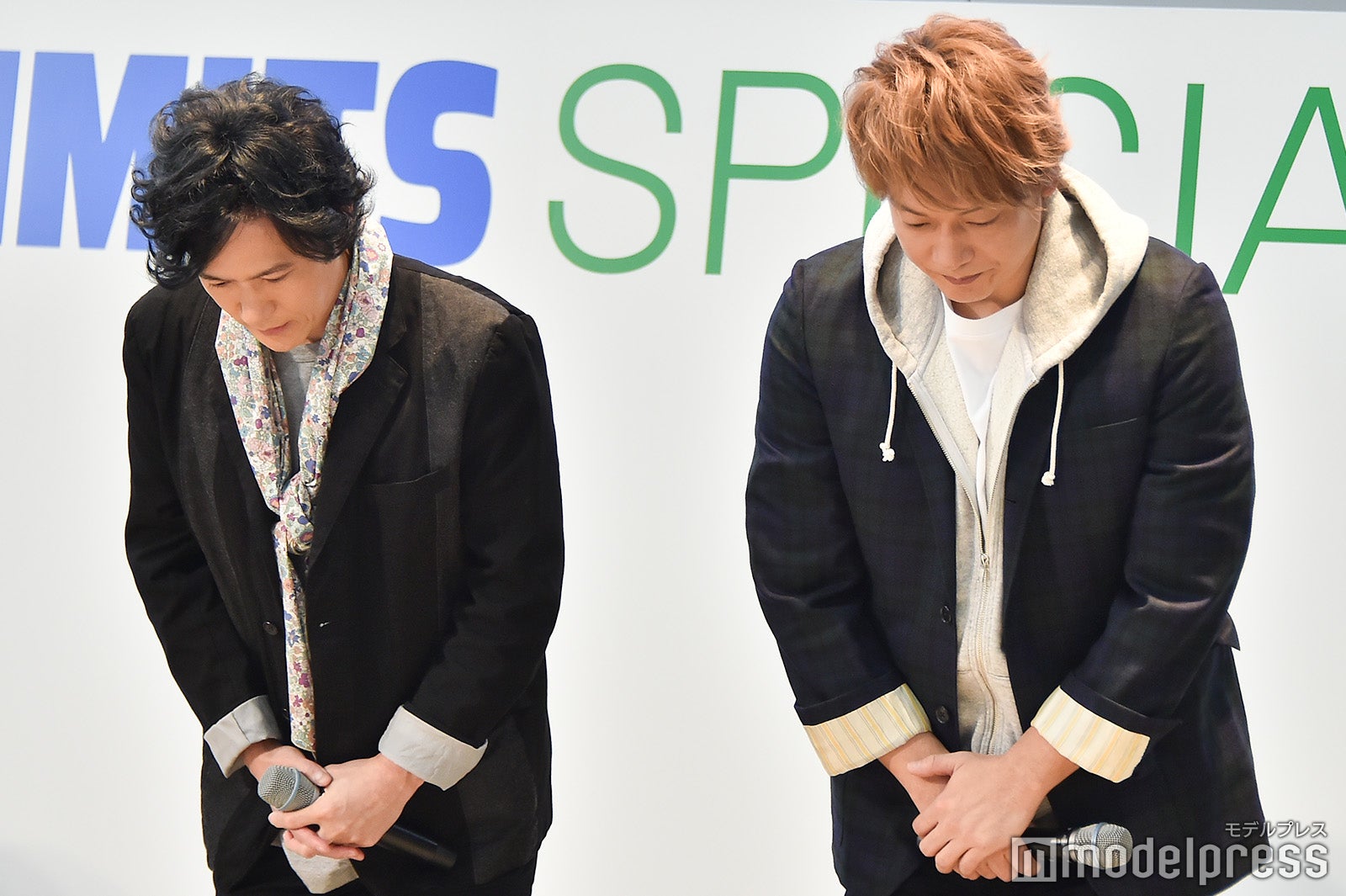 お辞儀する稲垣吾郎、香取慎吾 （C）モデルプレス
