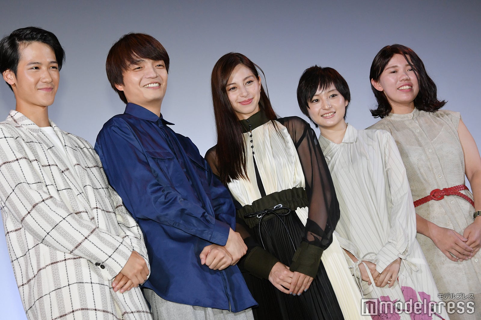 葉山奨之、岡山天音、中条あやみ、萩原みのり、高橋名月監督（C）モデルプレス